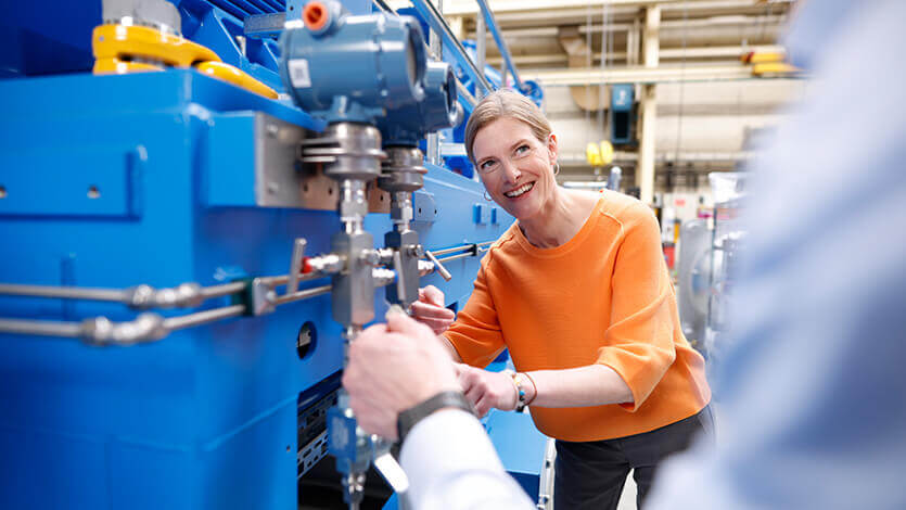 Coperion Mitarbeiter arbeiten an ZSK Extruder