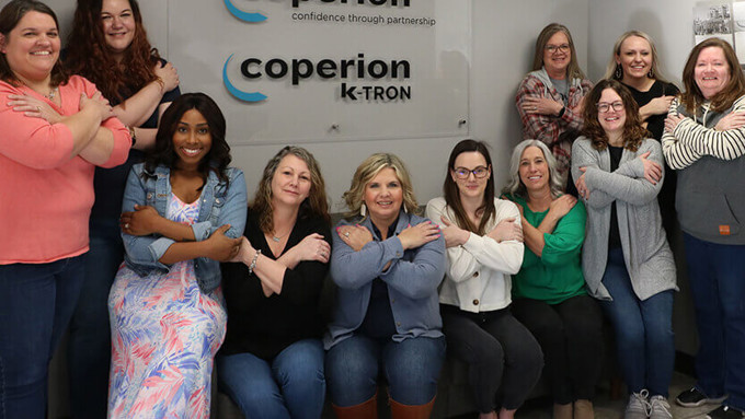 Frauengruppe am Internationalen Frauentag im Coperion Büro in Salina