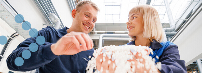 Header-Bild Coperion Mitarbeiter mit Kunststoff-Pellets im Technikum