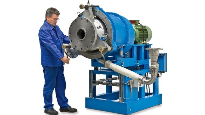 Coperion Inginieur arbeitet an einer Wasserringgranulierung WRG