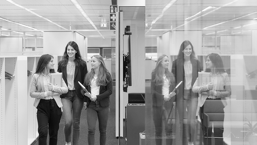 Auszubildende unterhalten sich im Büro