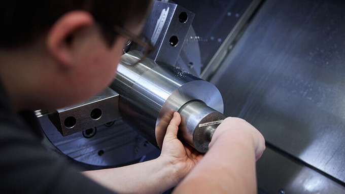 Auszubildender an CNC Maschine