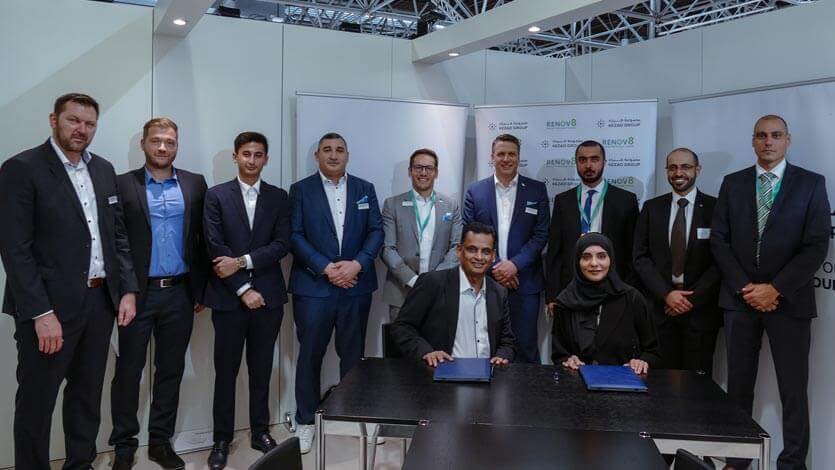 Nilesh Jain, Gründer von Renov8, Fatima Al Hammadi, Chief Commercial Officer, KEZAD Group und weitere Vertreter von Coperion, Renov8 und KEZAD Group unterzeichneten die Veträge für die neue PMMA Recycling-Anlage auf dem K-Messestand von Coperion in Halle 14/B19. (f.l.t.r.: Jochen Schofer, Coperion; Simon Bier, Coperion; Jay Jain, Renov8; Marouane Mansour, Coperion; Massimo Serapioni, Coperion; Nilesh Jain, Renov8; Markus Parzer, Coperion; Khalid Al Mar-zooqi, KEZAD Group; Fatima Al Hammadi, KEZAD Group; Khalfan Al Muhairi, KEZAD Group; Cem Kurkcuoglu, KEZAD Group)