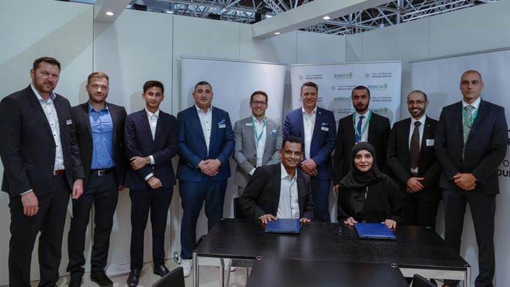 Coperion and Renov8 at K 2022 - Nilesh Jain, founder of Renov8, Fatima Al Hammadi, Chief Commercial Officer, KEZAD Group and representatives of Coperion, Renov8 and KEZAD Group signed the contracts for the new PMMA recycling system at Coperion's K show booth in Hall 14/B19. (f.l.t.r.: Jochen Schofer, Coperion; Simon Bier, Coperion; Jay Jain, Renov8; Marouane Mansour, Coperion; Massimo Serapioni, Coperion; Nilesh Jain, Renov8; Markus Parzer, Coperion; Khalid Al Marzooqi, KEZAD Group; Fatima Al Hammadi, KEZAD Group; Khalfan Al Muhairi, KEZAD Group; Cem Kurkcuoglu, KEZAD Group)