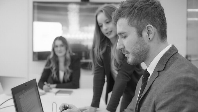 Auszubildende im Meeting schwarz und weiß