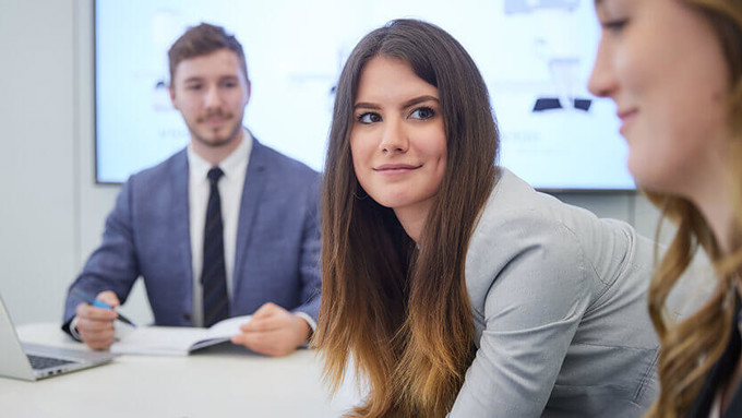 DH-Student im Meetingraum