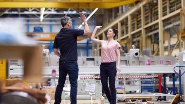 Coperion Mitarbeiter in Produktionshalle