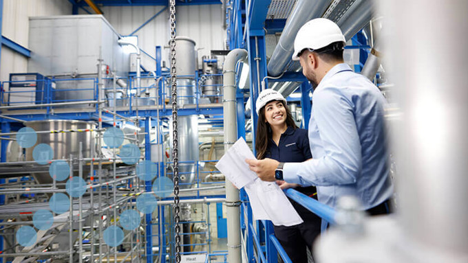 Berufserfahrene im industriellen Umfeld