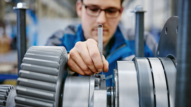 Coperion Service Techniker repariert System