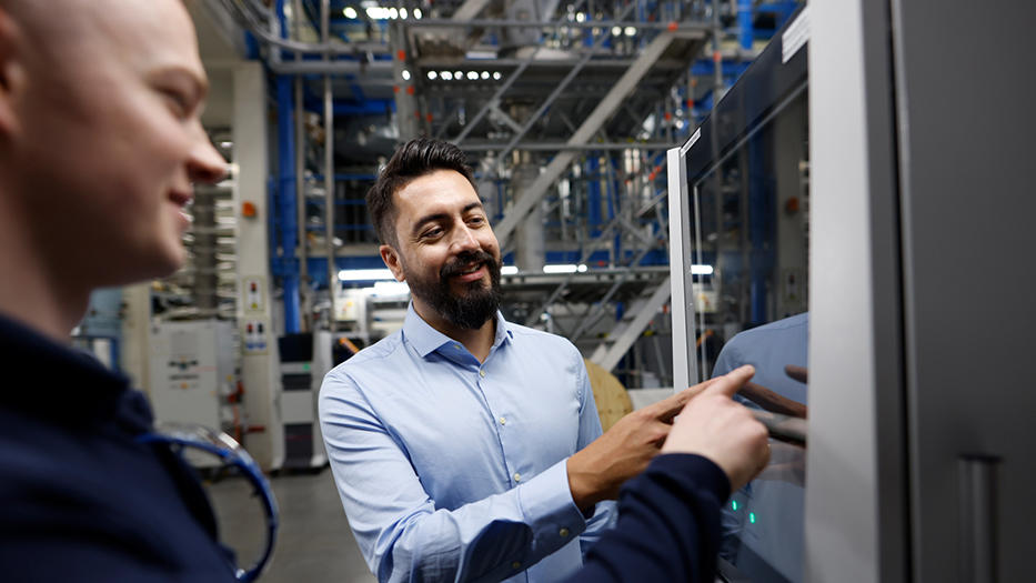 Coperion Mitarbeiter vor Steuerung im Technikum