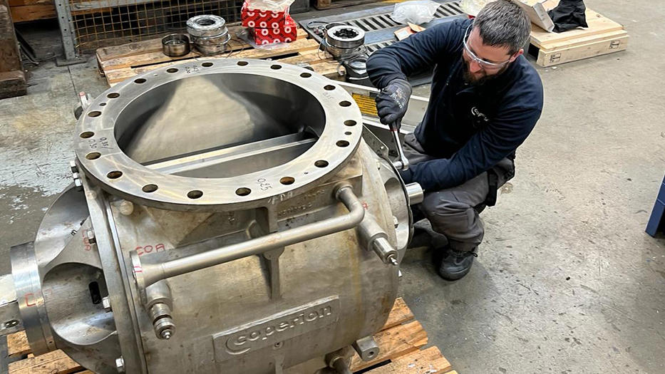 Coperion Service arbeitet an Schleuse